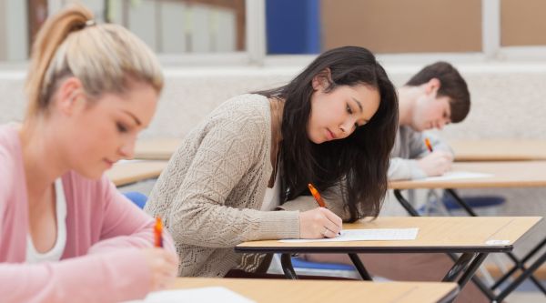 Informe neuropsicológico para adaptaciones en la EvAU en Madrid sobre la mesa de estudio de una estudiante