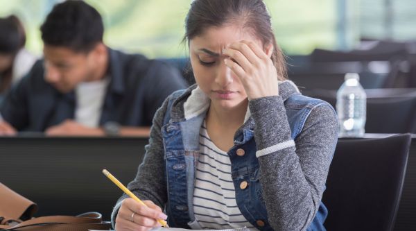 Estudiante con TDAH durante la prueba de acceso a la universidad en un aula tranquila